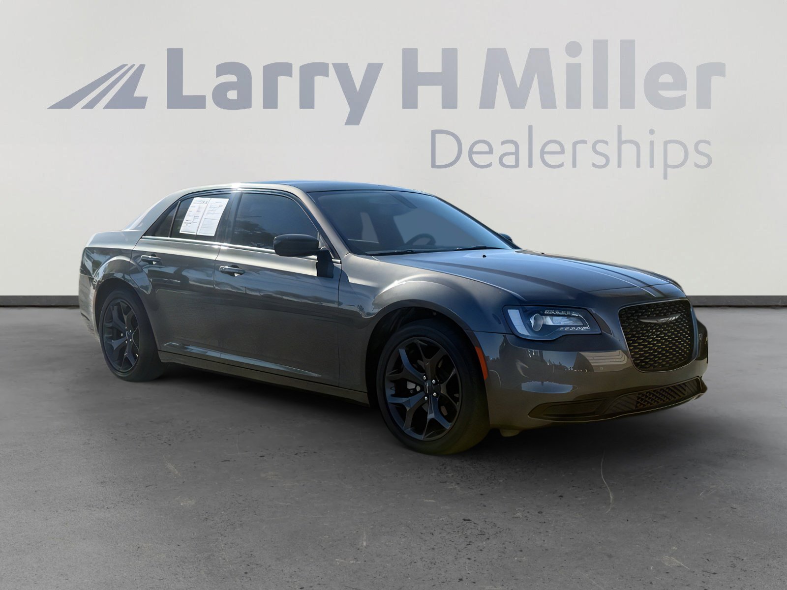Used 2023 Chrysler 300 Touring w/ Sport Appearance Package image 8