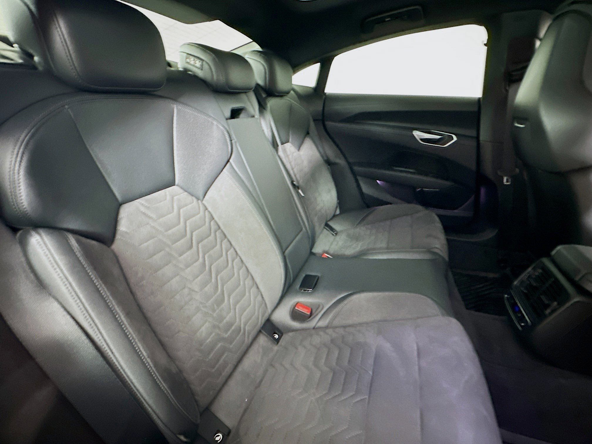 Used 2024 Audi e-tron GT Premium Plus image 28