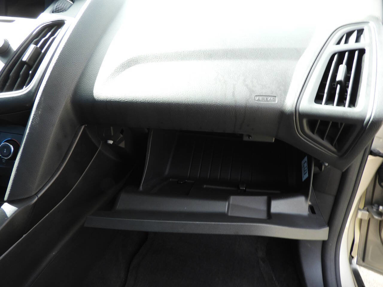 Used 2017 Ford Focus SE FWD image 34