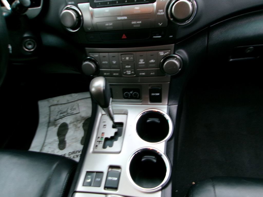 Used 2010 Toyota Highlander SE image 17