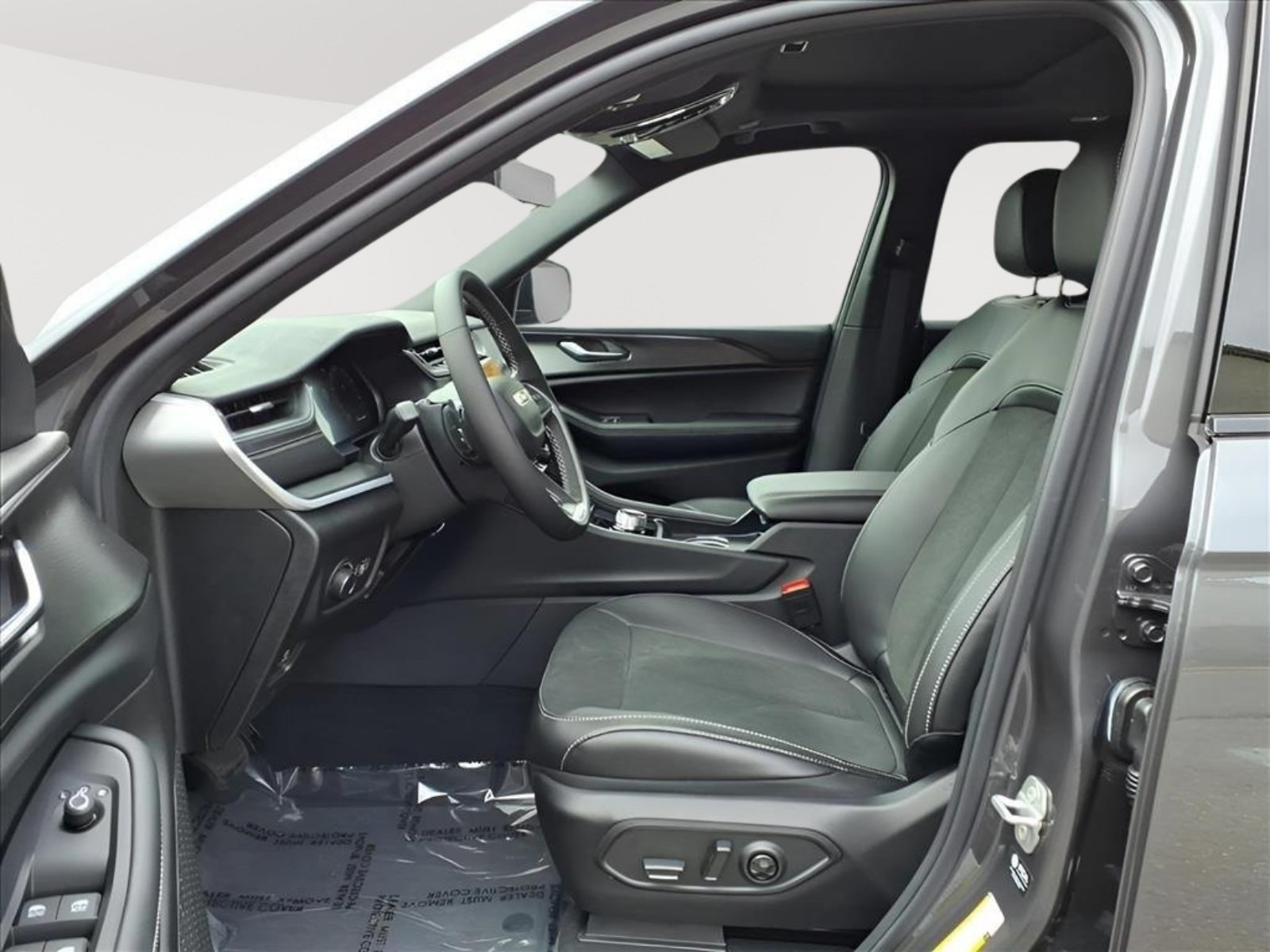 Used 2025 Jeep Grand Cherokee 4WD image 11