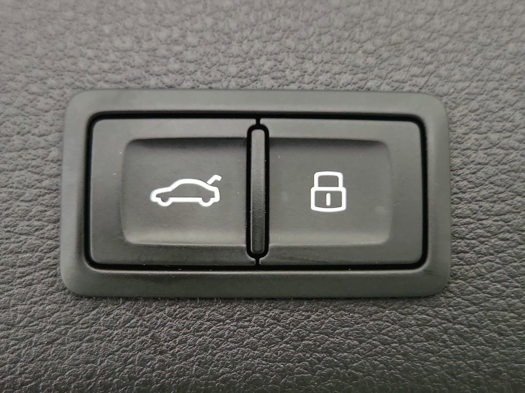 Used 2022 Audi e-tron Premium Plus image 37