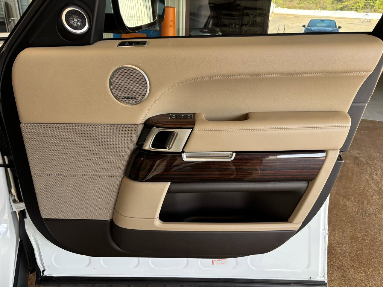 Used 2017 Land Rover Range Rover HSE image 28