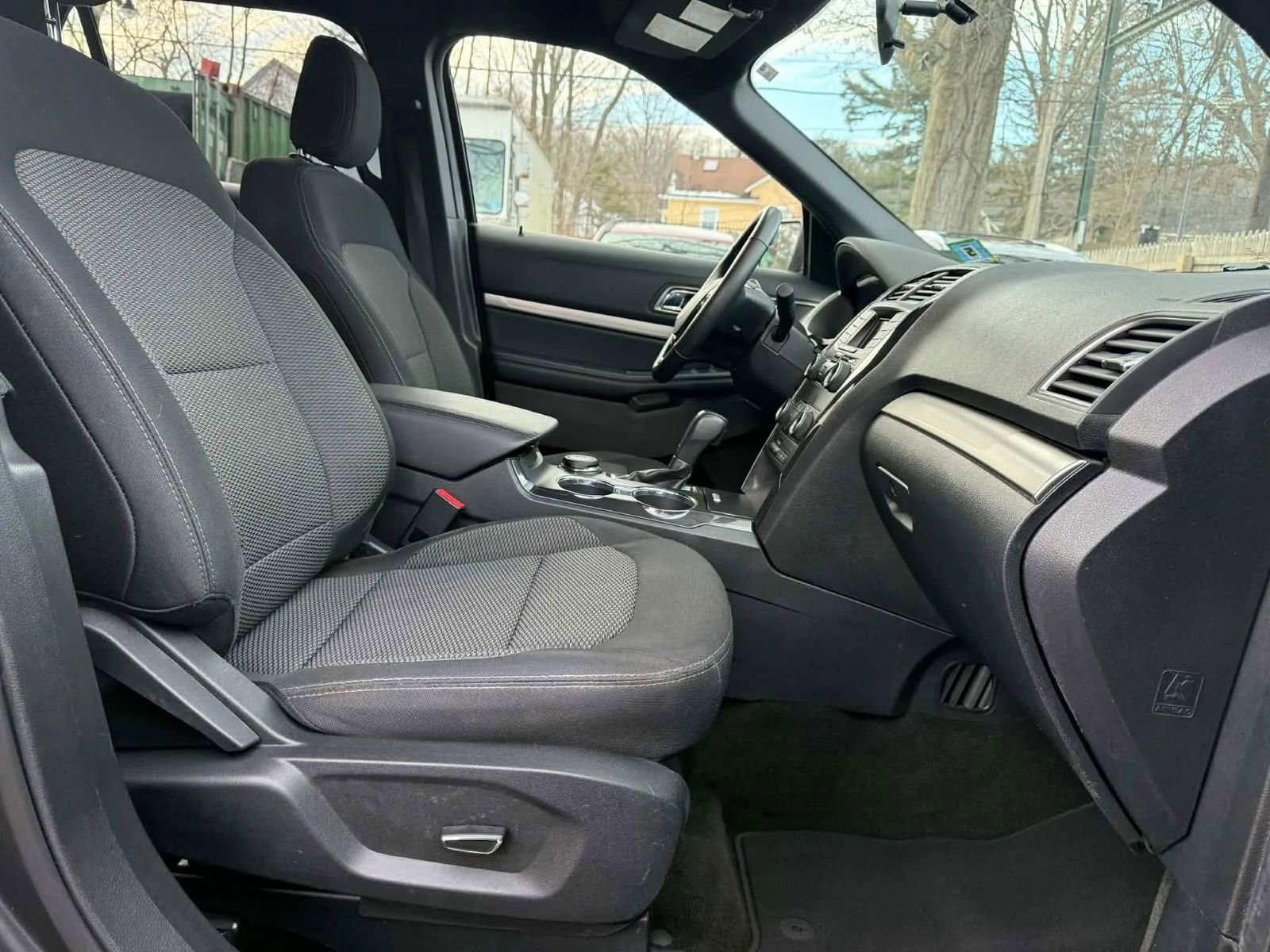Used 2018 Ford Explorer XLT image 9