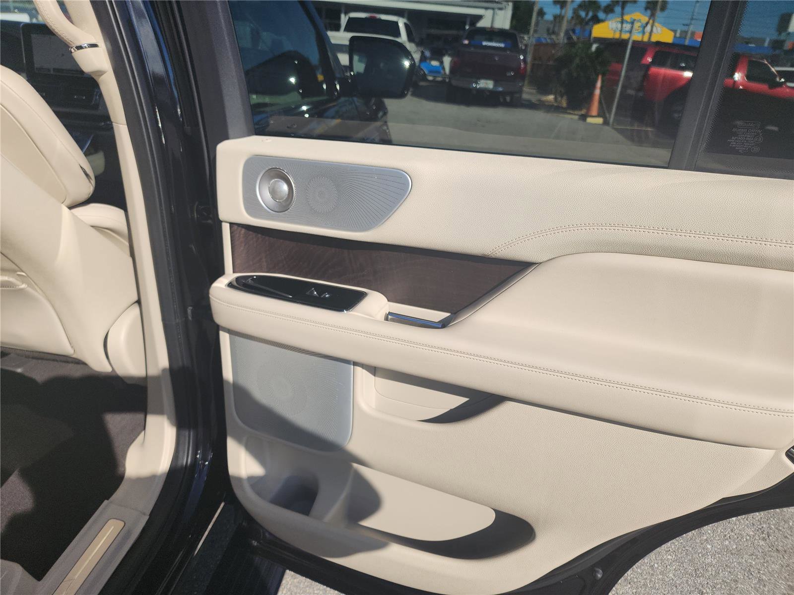 Used 2020 Lincoln Navigator Reserve w/ Luxury Package image 26