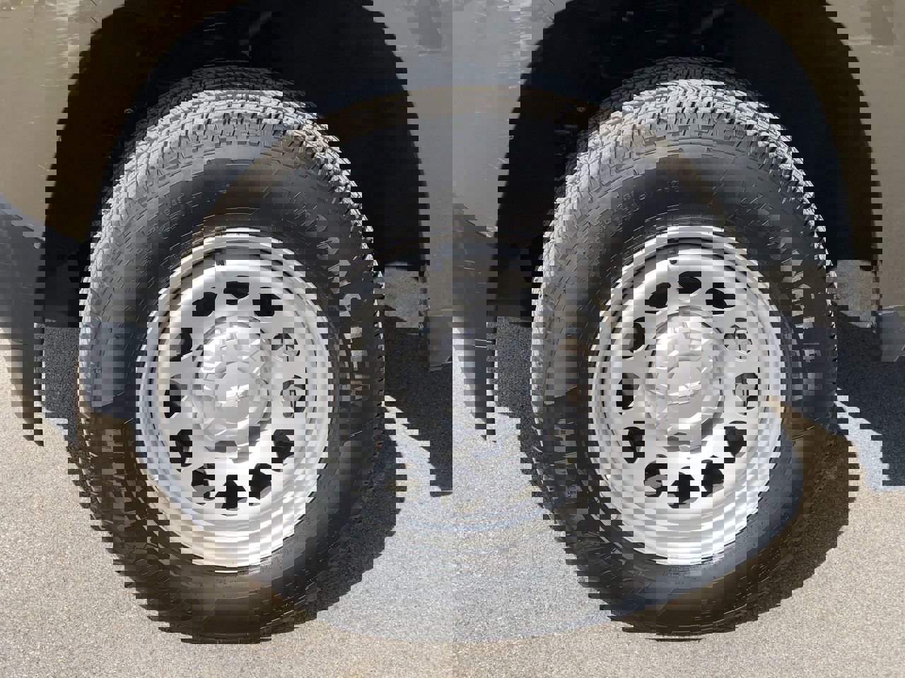 Used 2024 Chevrolet Colorado W/T image 2