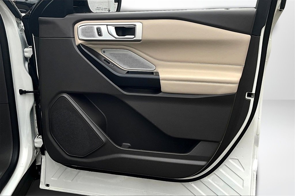 Used 2020 Ford Explorer Platinum w/ Premium Technology Package image 29