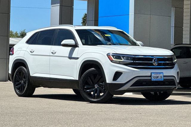 Used 2022 Volkswagen Atlas Cross Sport SE w/ Panoramic Sunroof Package FWD image 2