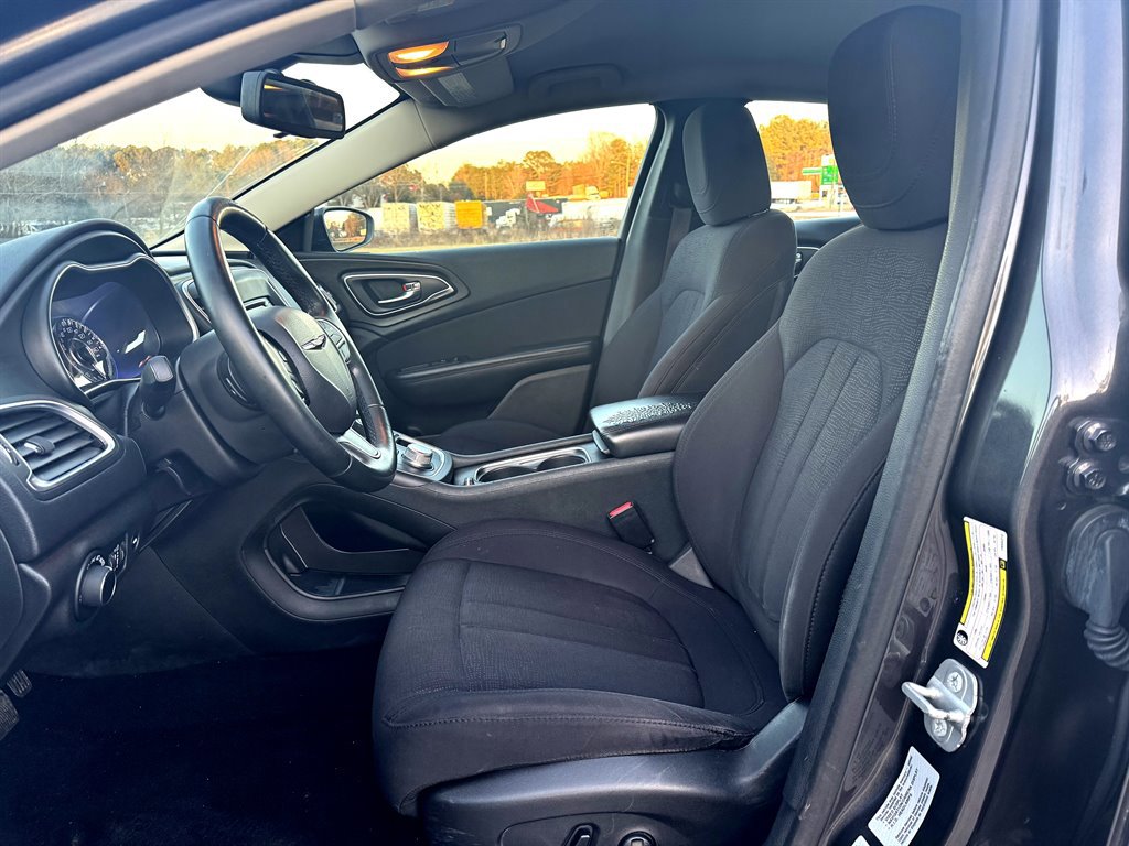 Used 2015 Chrysler 200 Limited w/ Convenience Group image 3