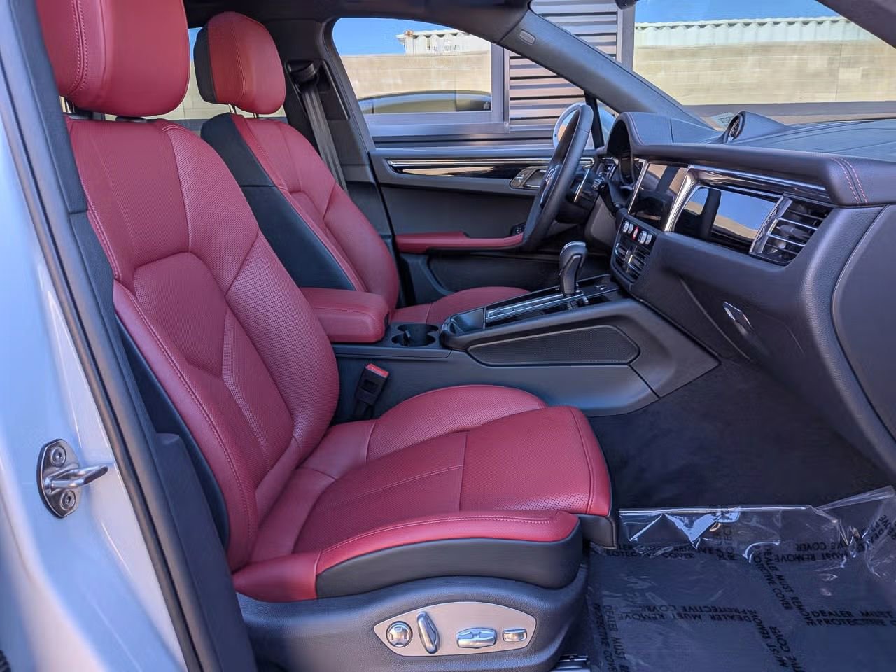 Certified 2025 Porsche Macan AWD/4WD image 26