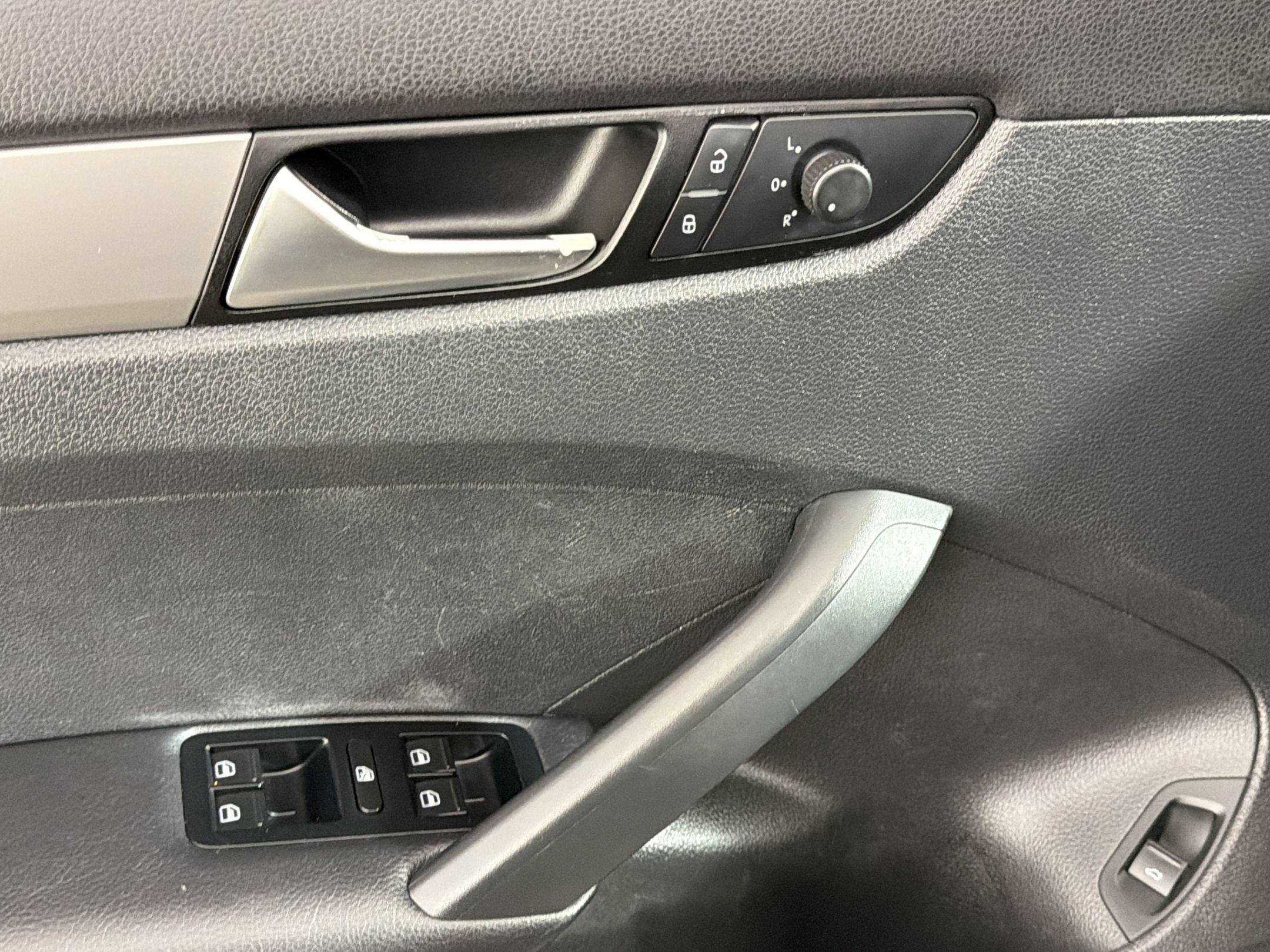 Used 2014 Volkswagen Passat 2.5 S FWD image 21