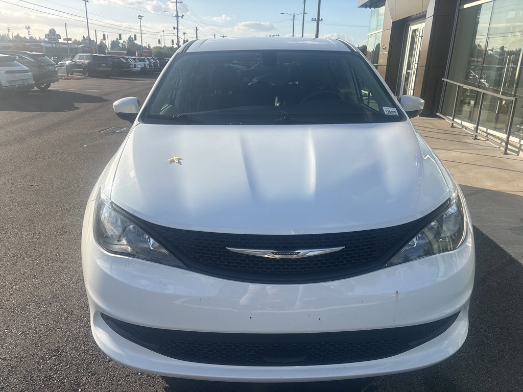 Used 2022 Chrysler Voyager LX image 3