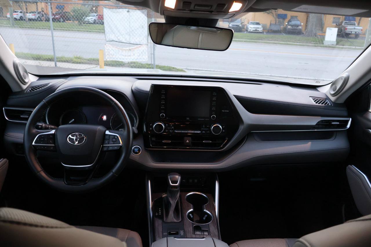 Used 2020 Toyota Highlander Limited FWD image 13