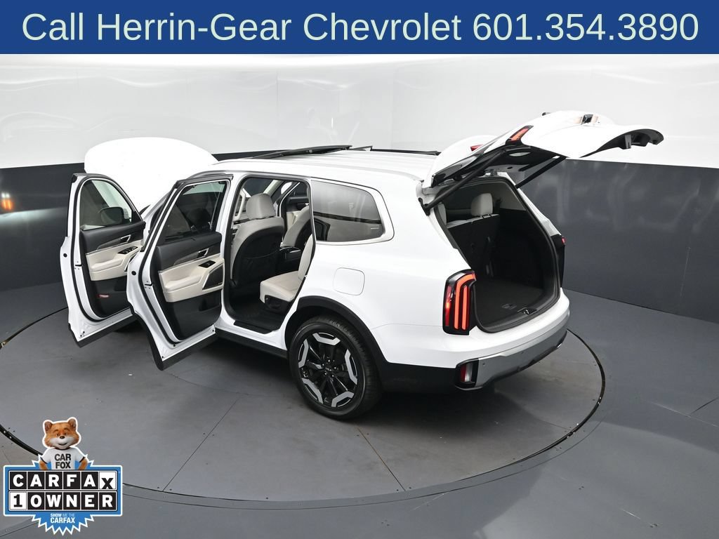 Used 2024 Kia Telluride EX w/ EX Captain's Chair Package FWD image 2