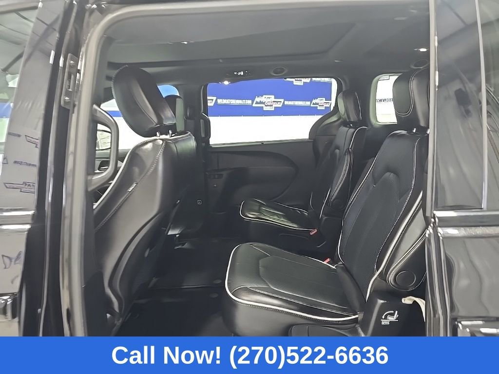 Used 2025 Chrysler Pacifica Limited image 17
