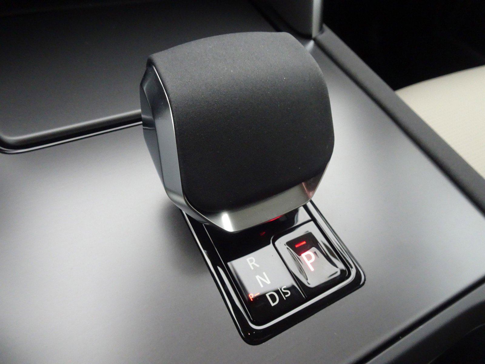 New 2025 Land Rover Discovery Sport S image 18