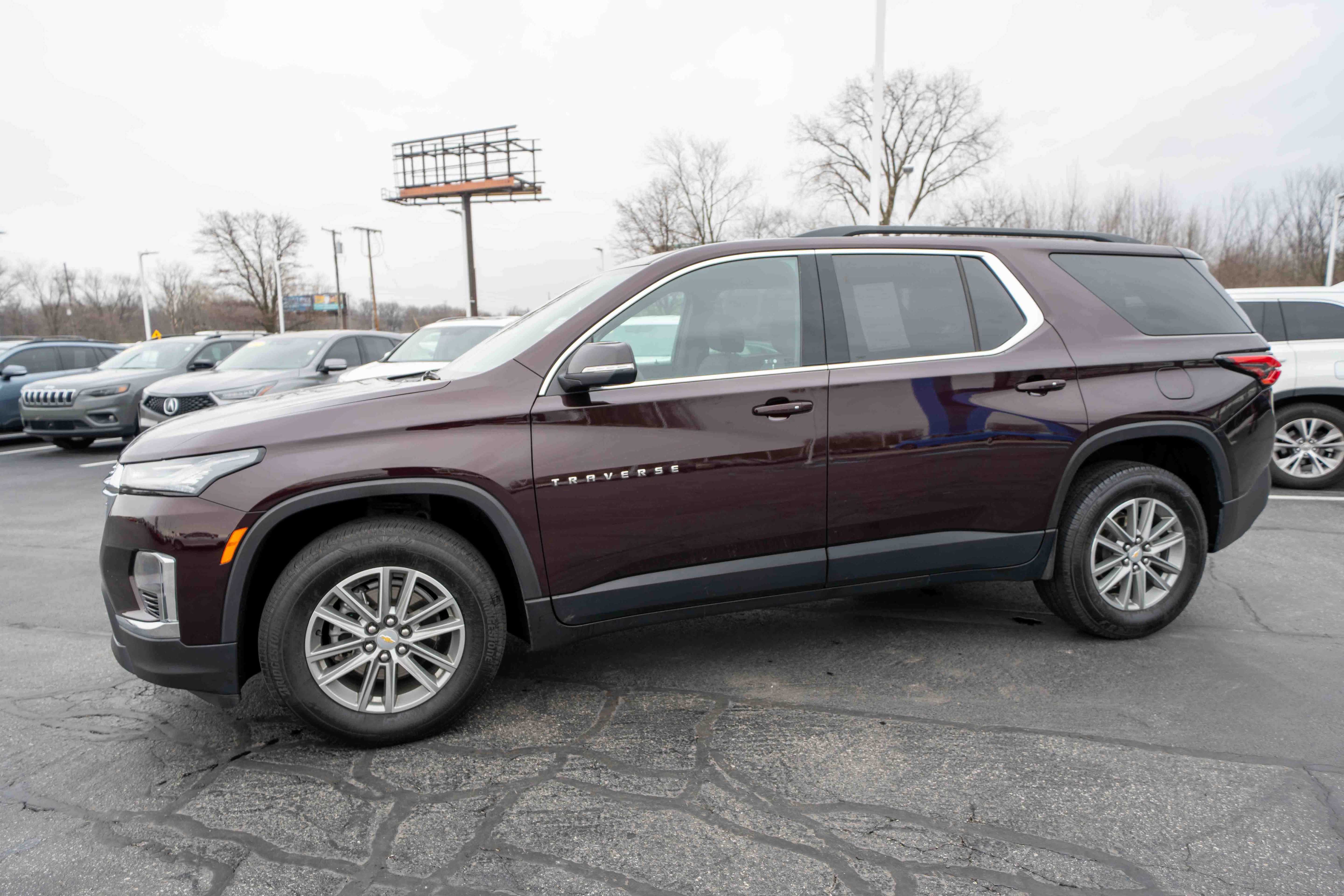 Used 2023 Chevrolet Traverse LT image 3