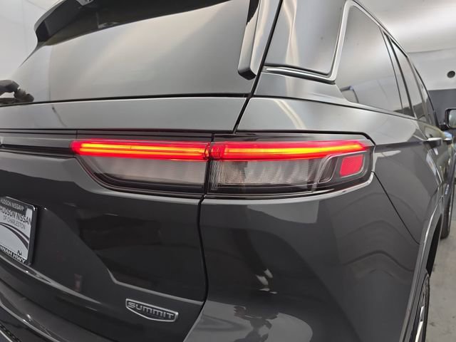 Used 2022 Jeep Grand Cherokee Summit w/ Advanced Protech Group IV AWD/4WD image 19