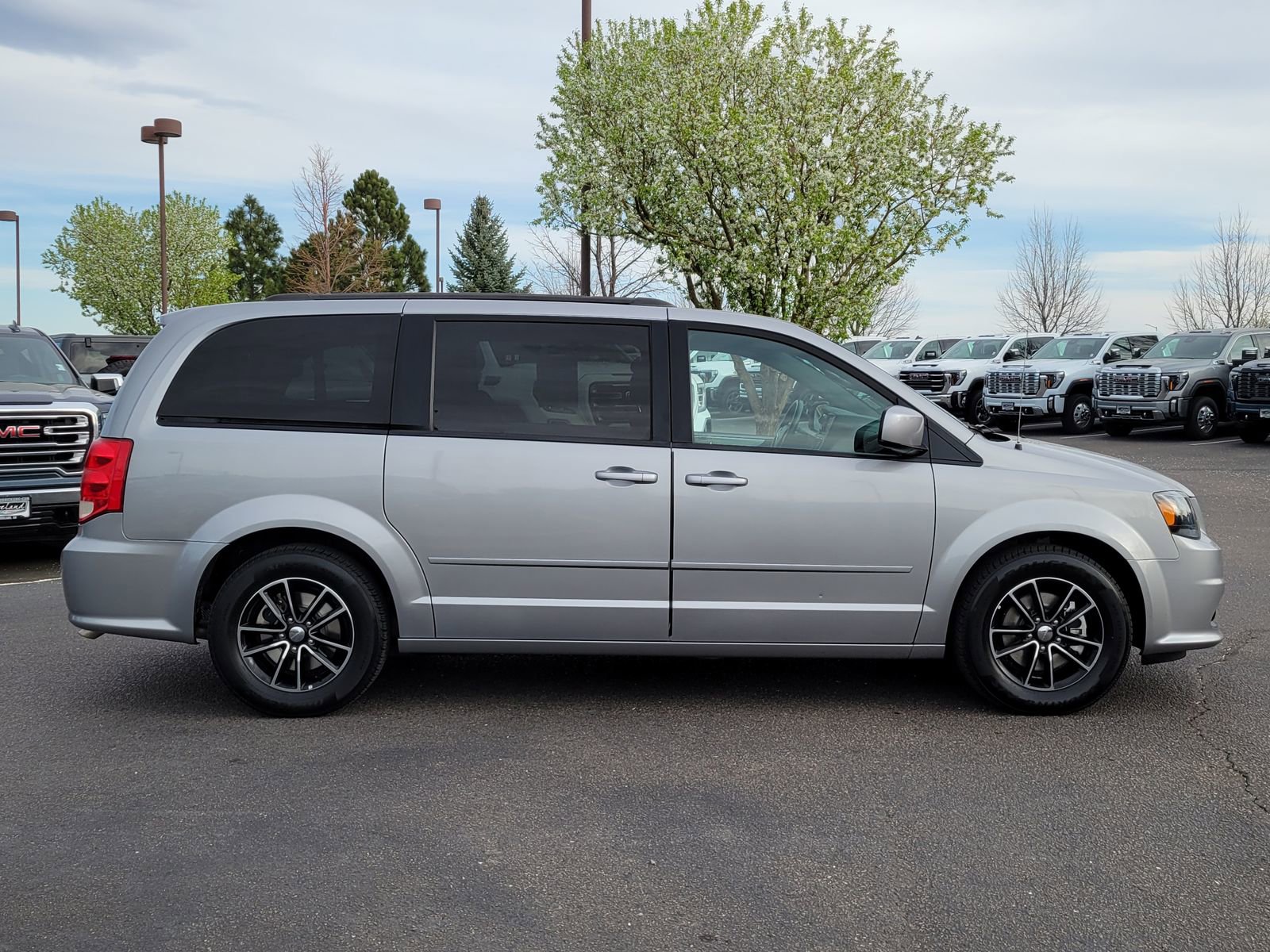 Used 2017 Dodge Grand Caravan GT image 2
