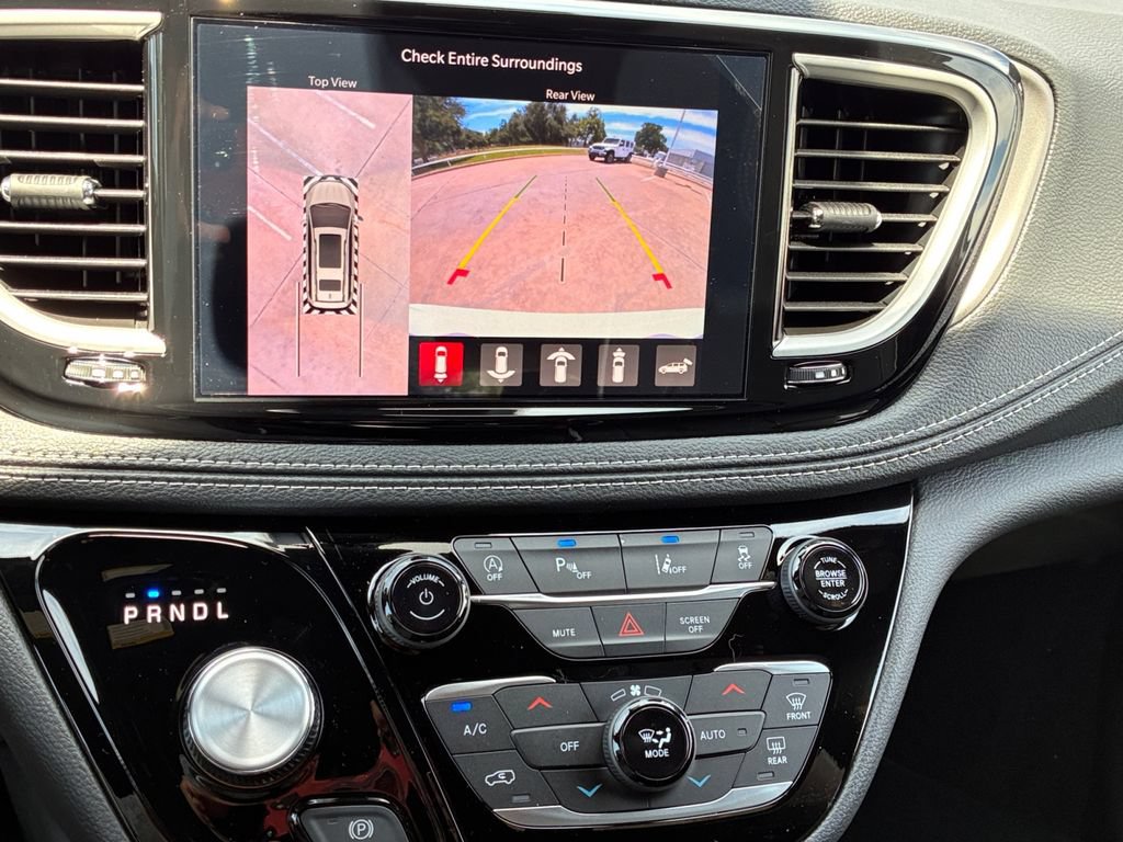 New 2027 Chrysler Pacifica Limited FWD image 9