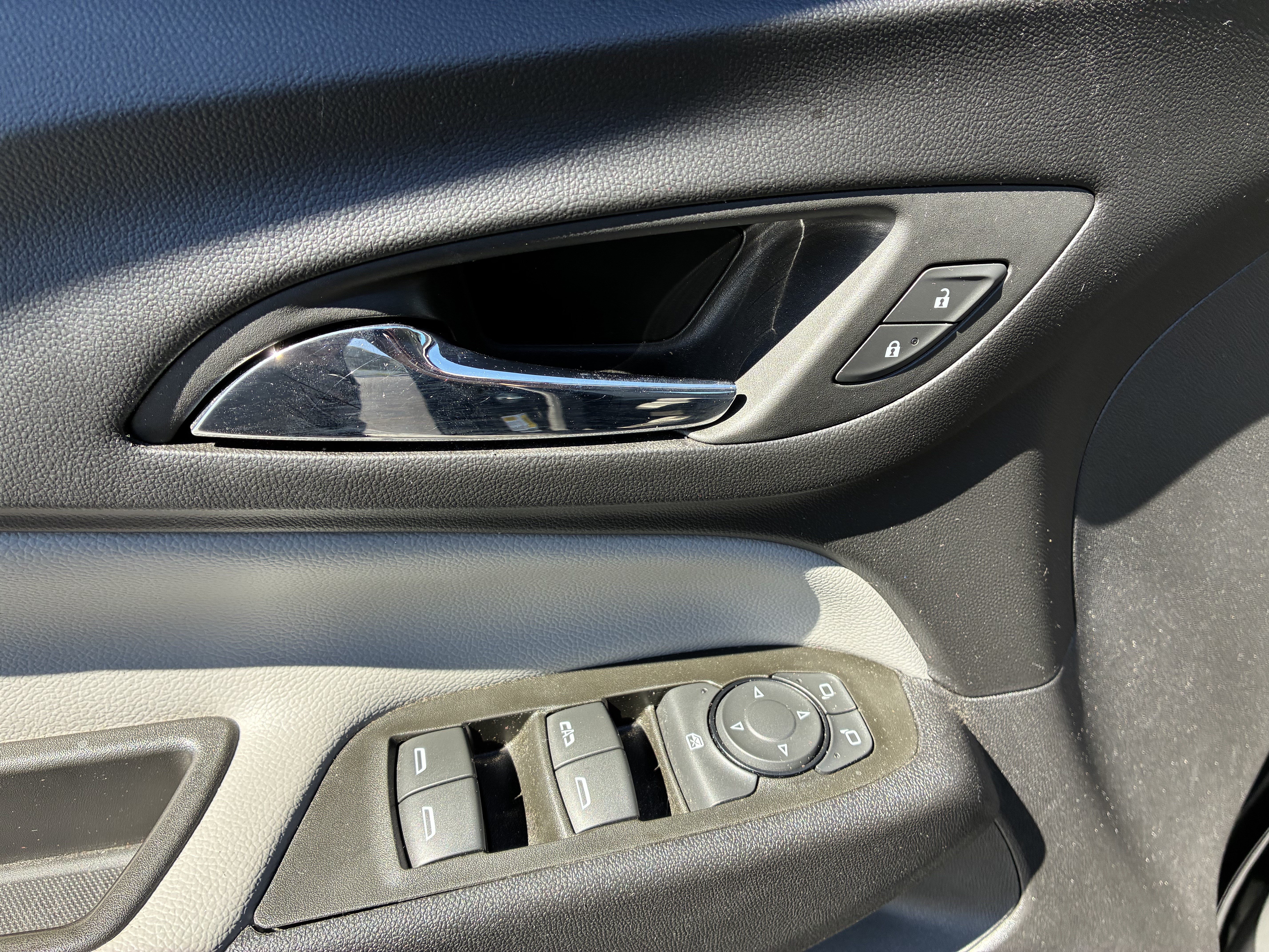 Used 2023 Chevrolet Equinox LS FWD image 24