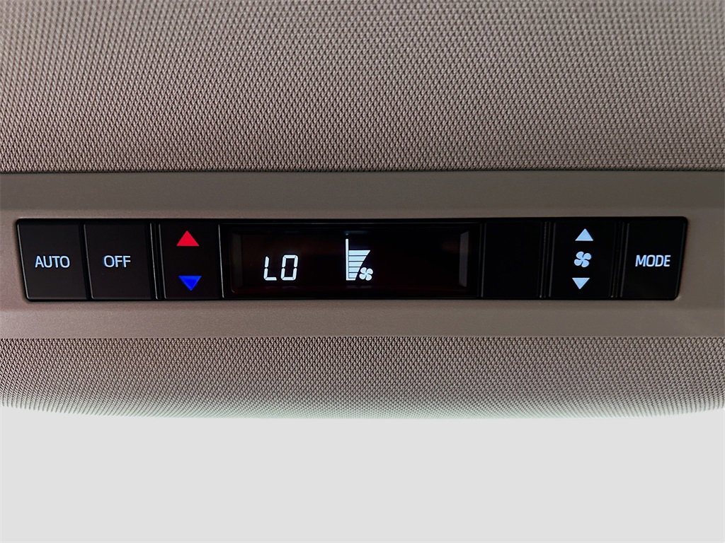 Used 2025 Toyota Sienna LE image 21