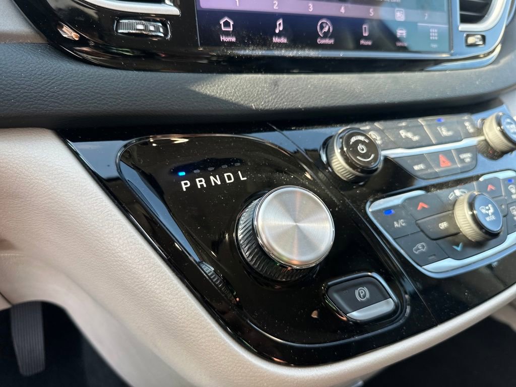 Used 2023 Chrysler Pacifica Touring-L image 14