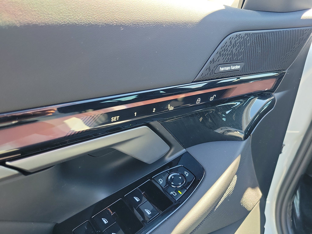 New 2026 BMW i5 eDrive40 w/ Convenience Package RWD image 24