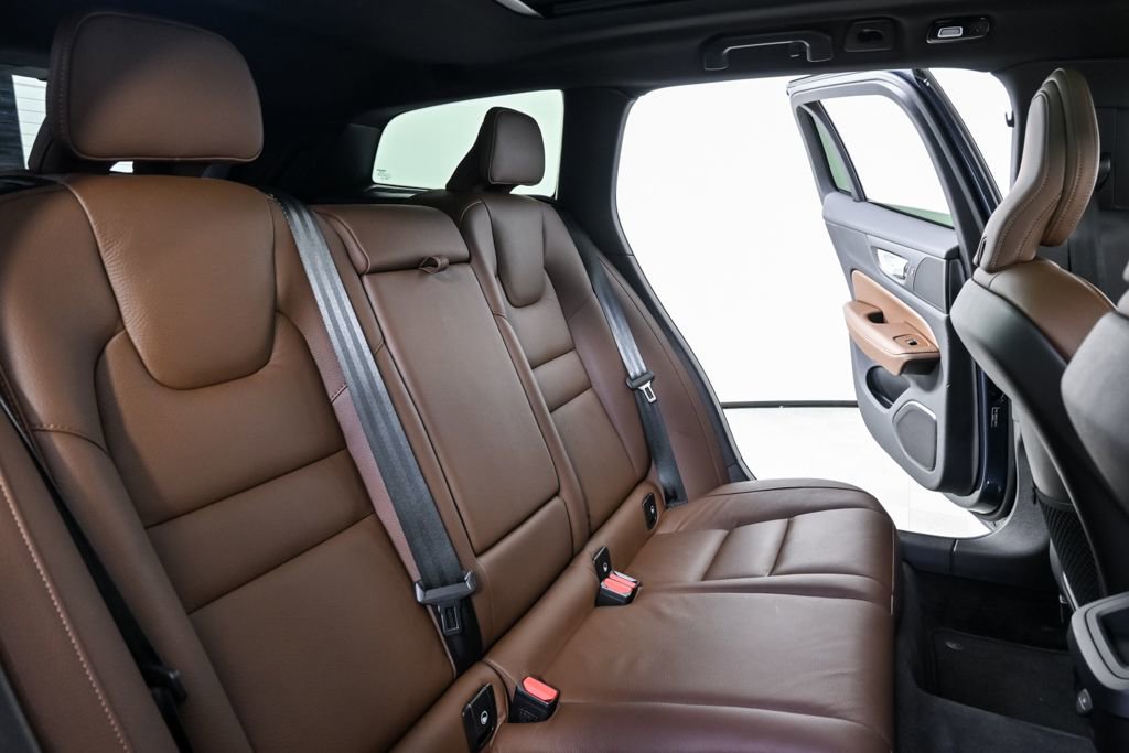 Used 2025 Volvo V60 B5 Cross Country Plus image 22