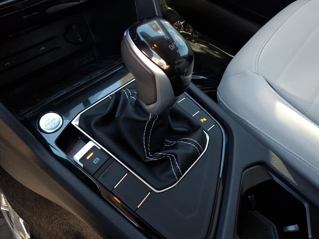 Certified 2025 Volkswagen Taos SE image 31