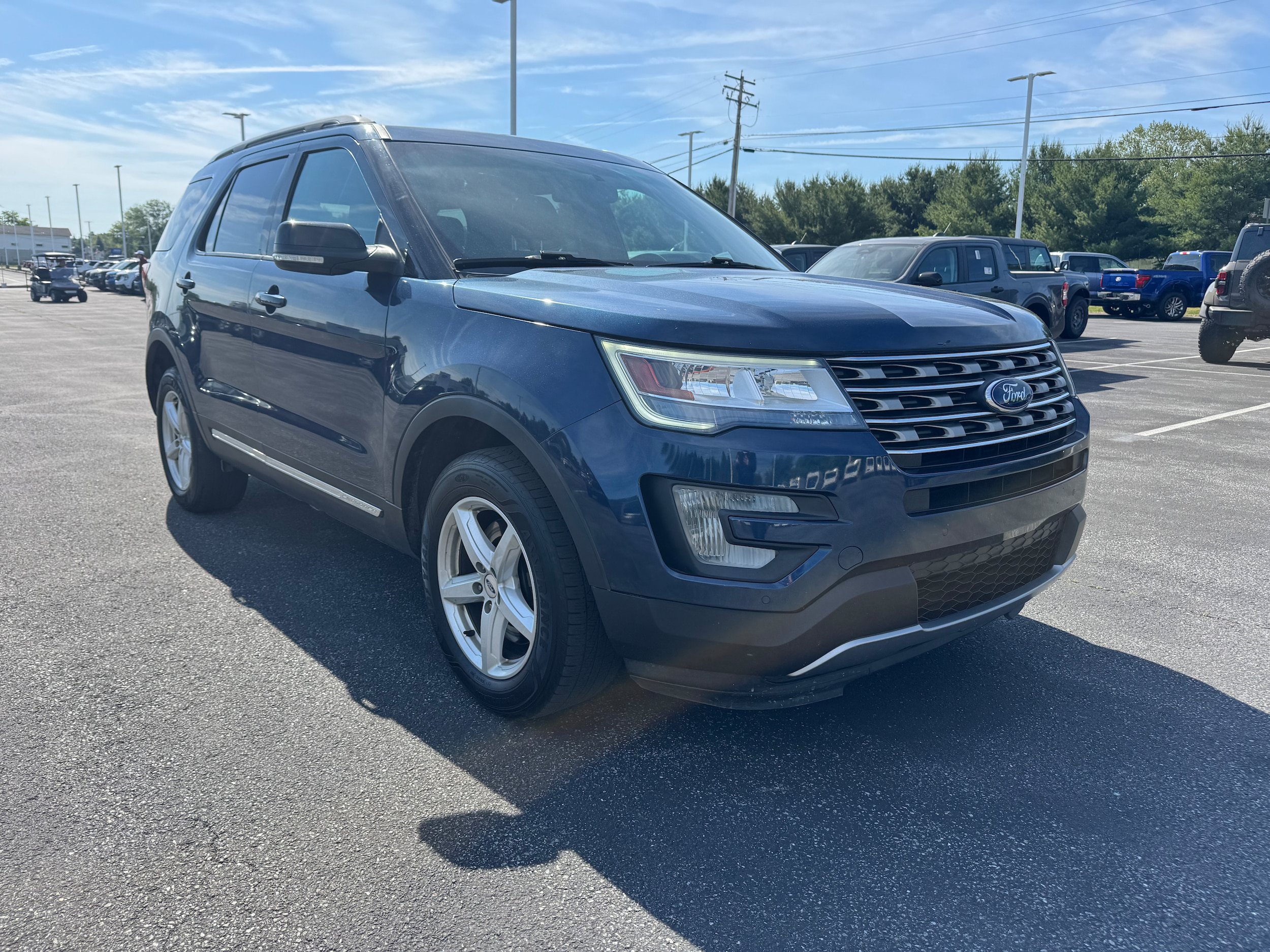 Used 2017 Ford Explorer XLT w/ Equipment Group 202A AWD/4WD image 7