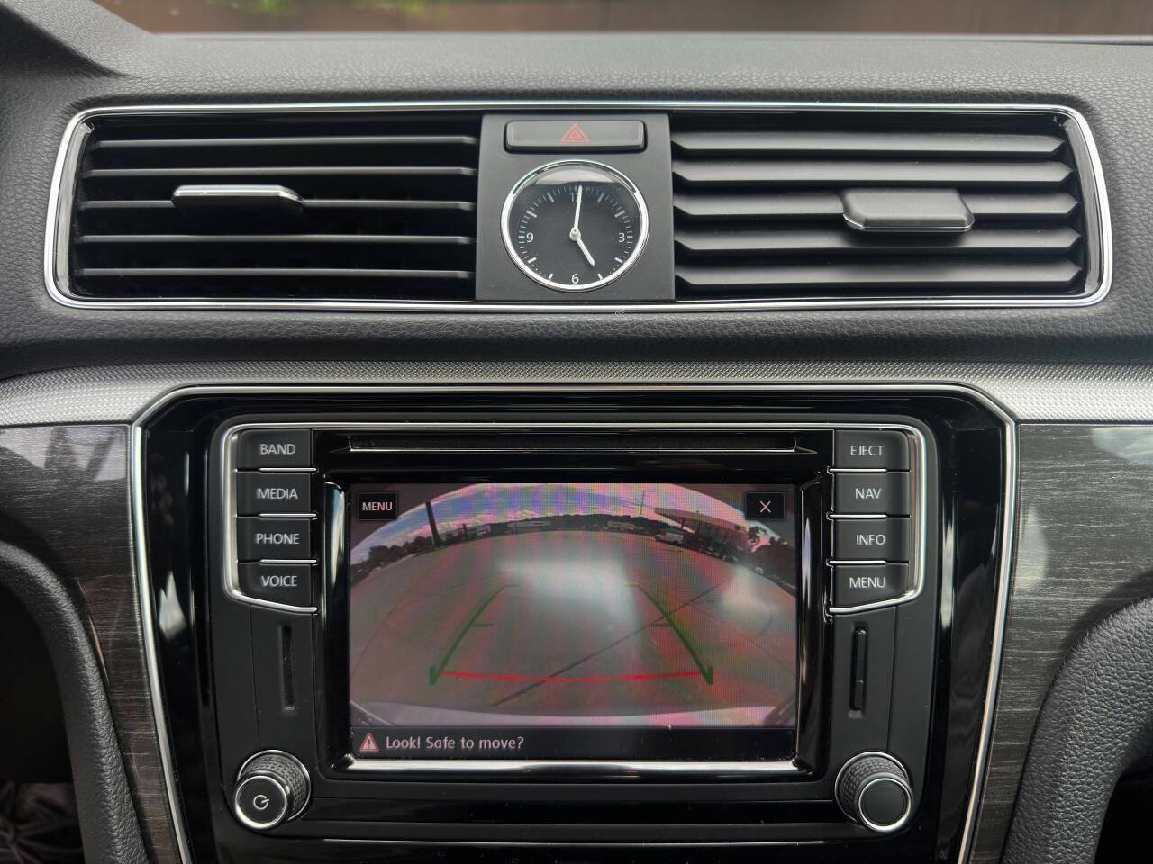 Used 2017 Volkswagen Passat 1.8T SEL Premium image 28