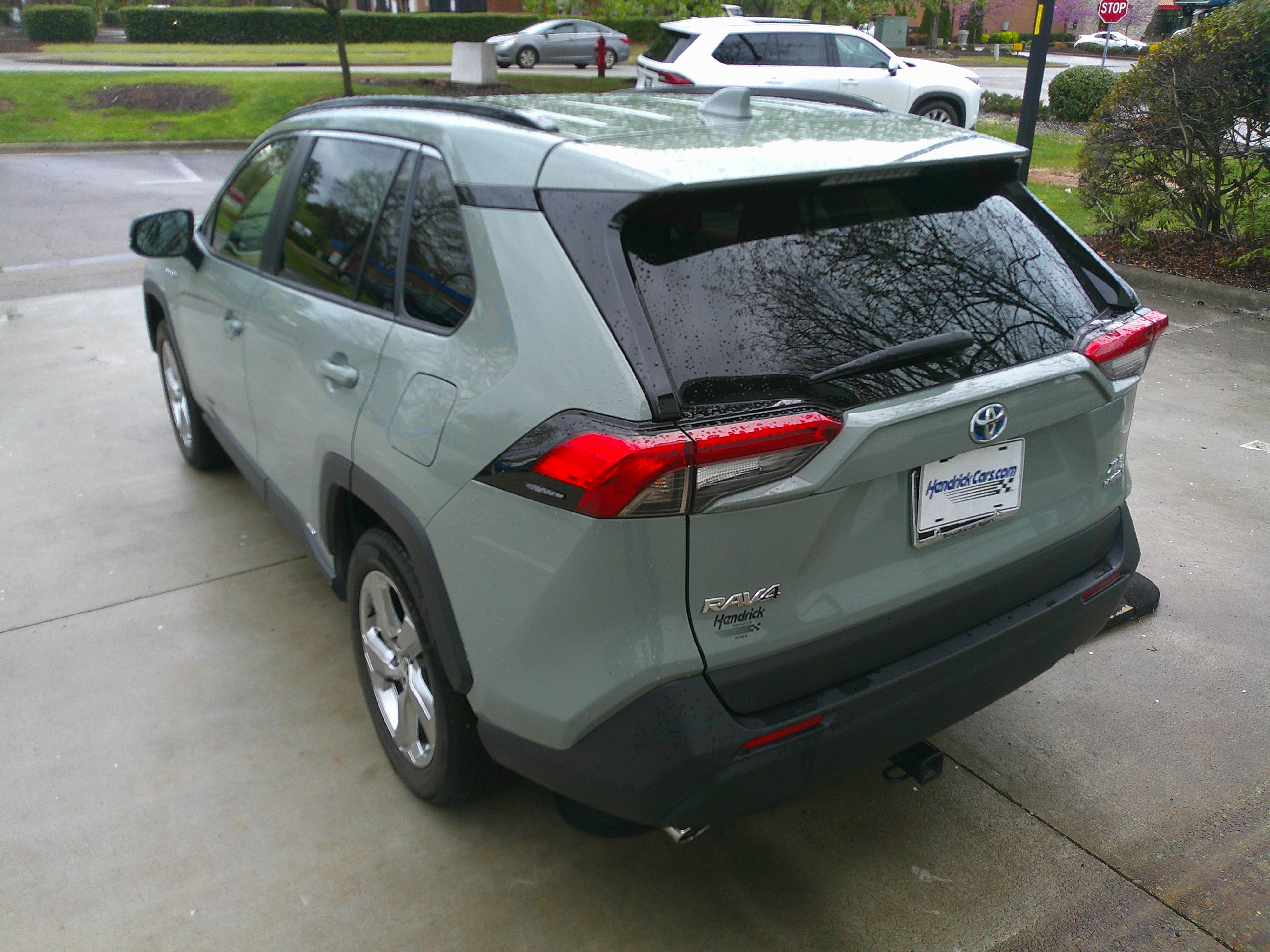 Used 2021 Toyota RAV4 XLE Premium image 10