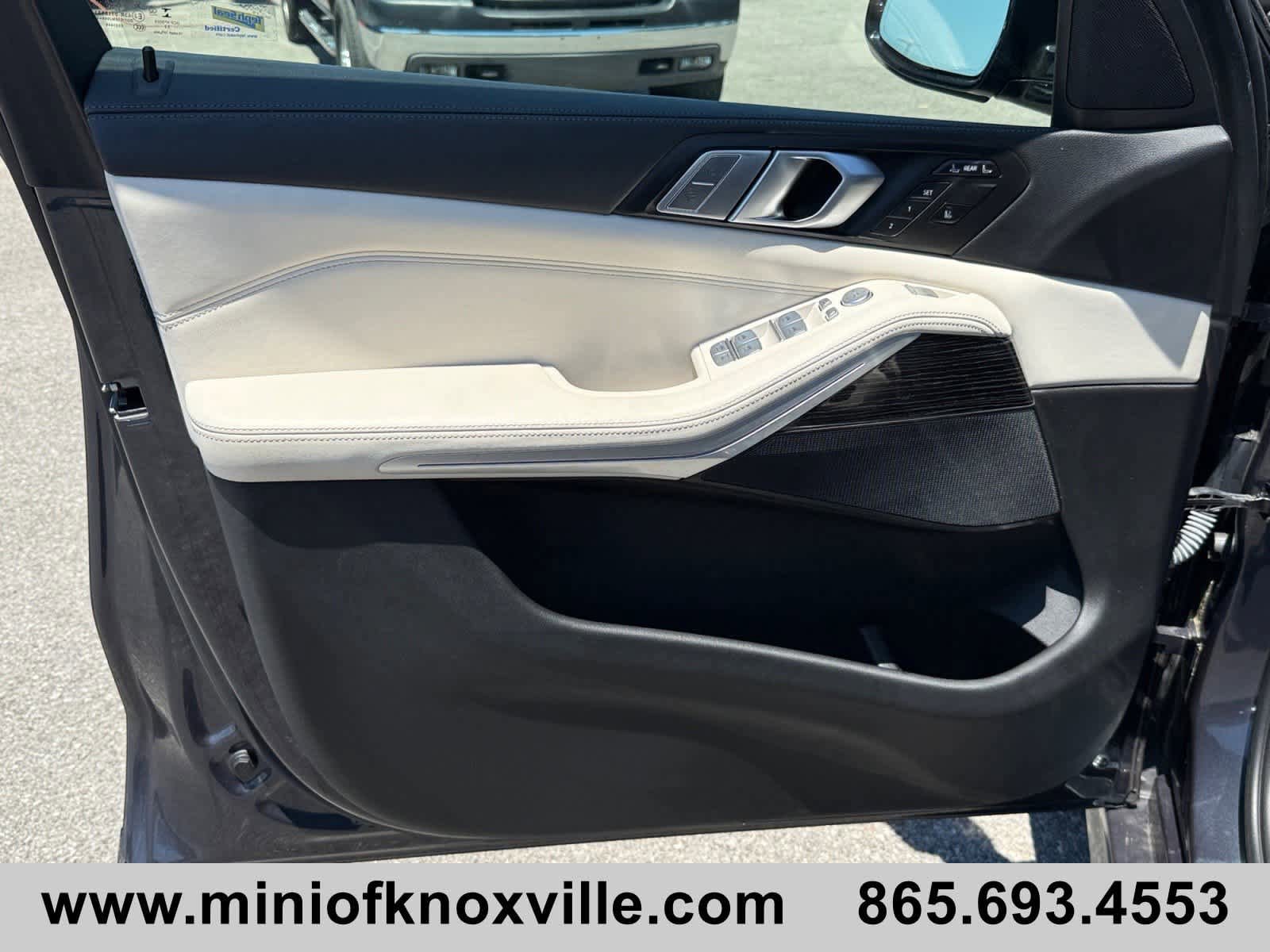 Used 2022 BMW X7 xDrive40i w/ M Sport Package AWD/4WD image 15