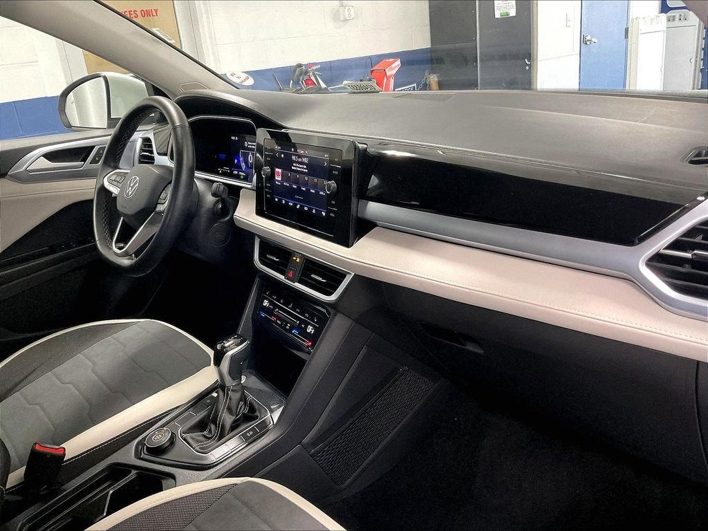 Used 2025 Volkswagen Taos SE AWD/4WD image 14
