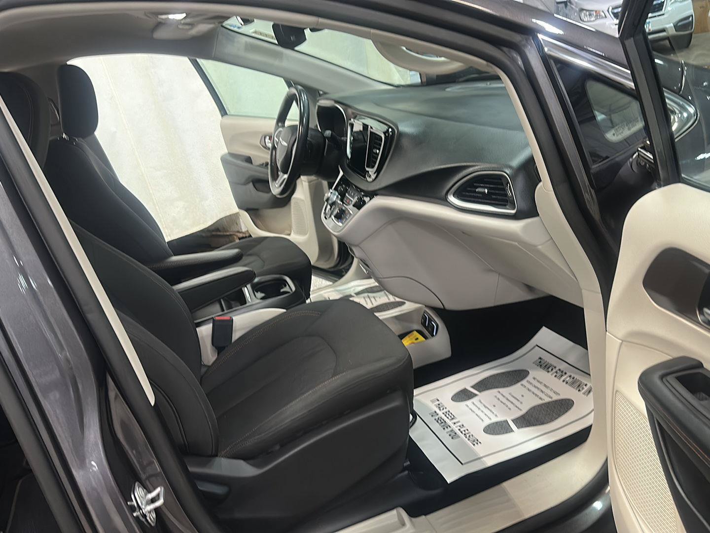 Used 2019 Chrysler Pacifica Touring Plus w/ Advanced Safetytec Group FWD image 31