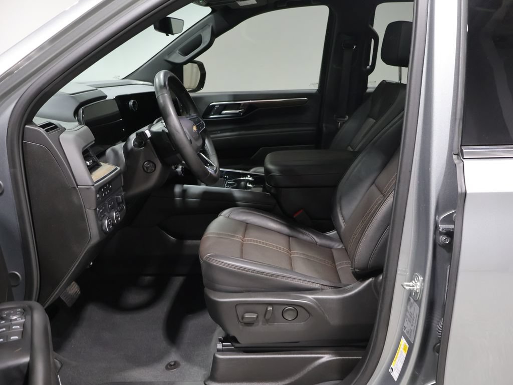 Used 2025 Chevrolet Tahoe High Country AWD/4WD image 12