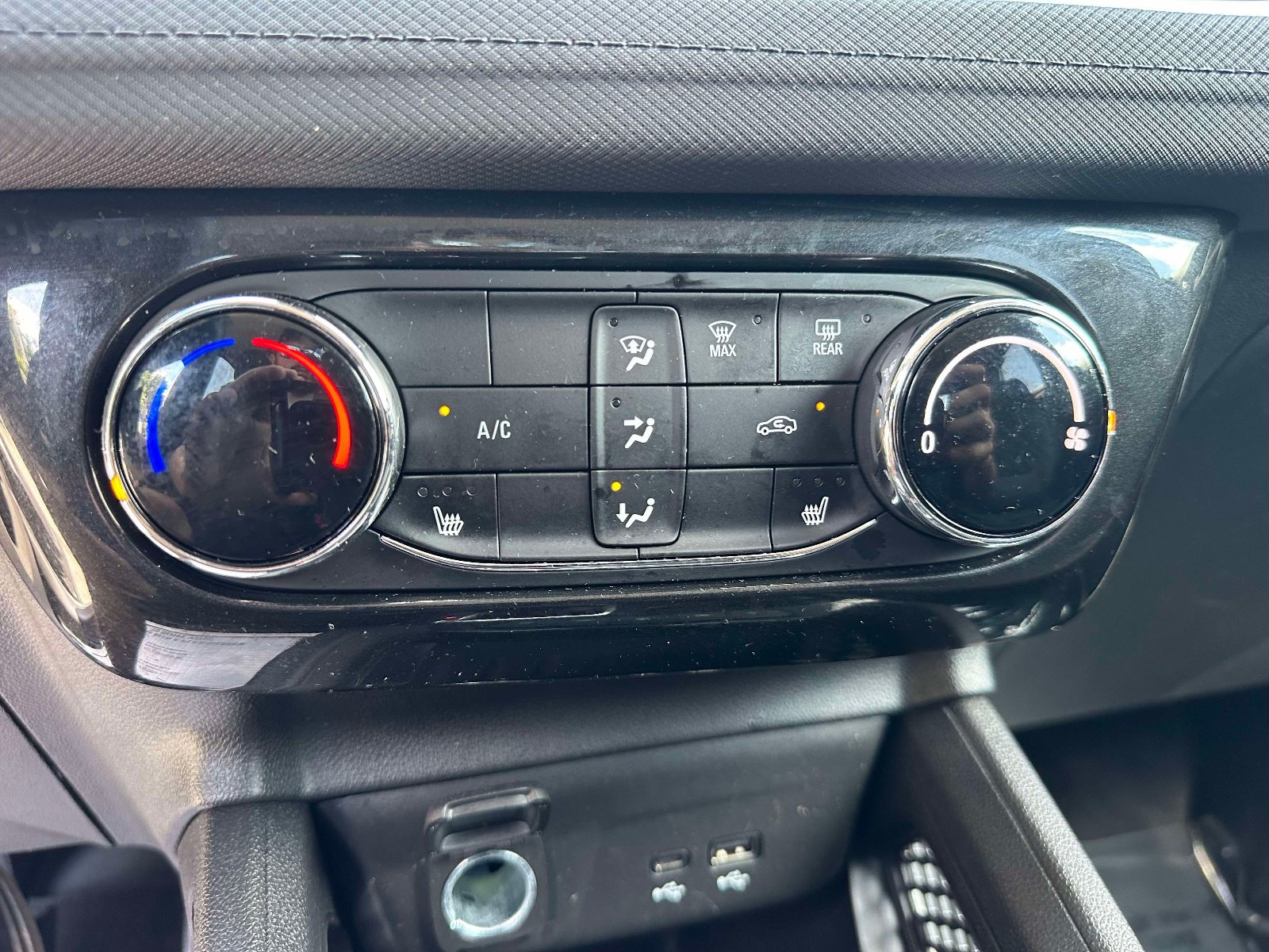 Used 2024 Chevrolet TrailBlazer LT w/ LT Cold Weather Package FWD image 11