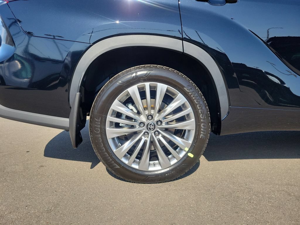 New 2026 Toyota Highlander Platinum AWD/4WD image 5