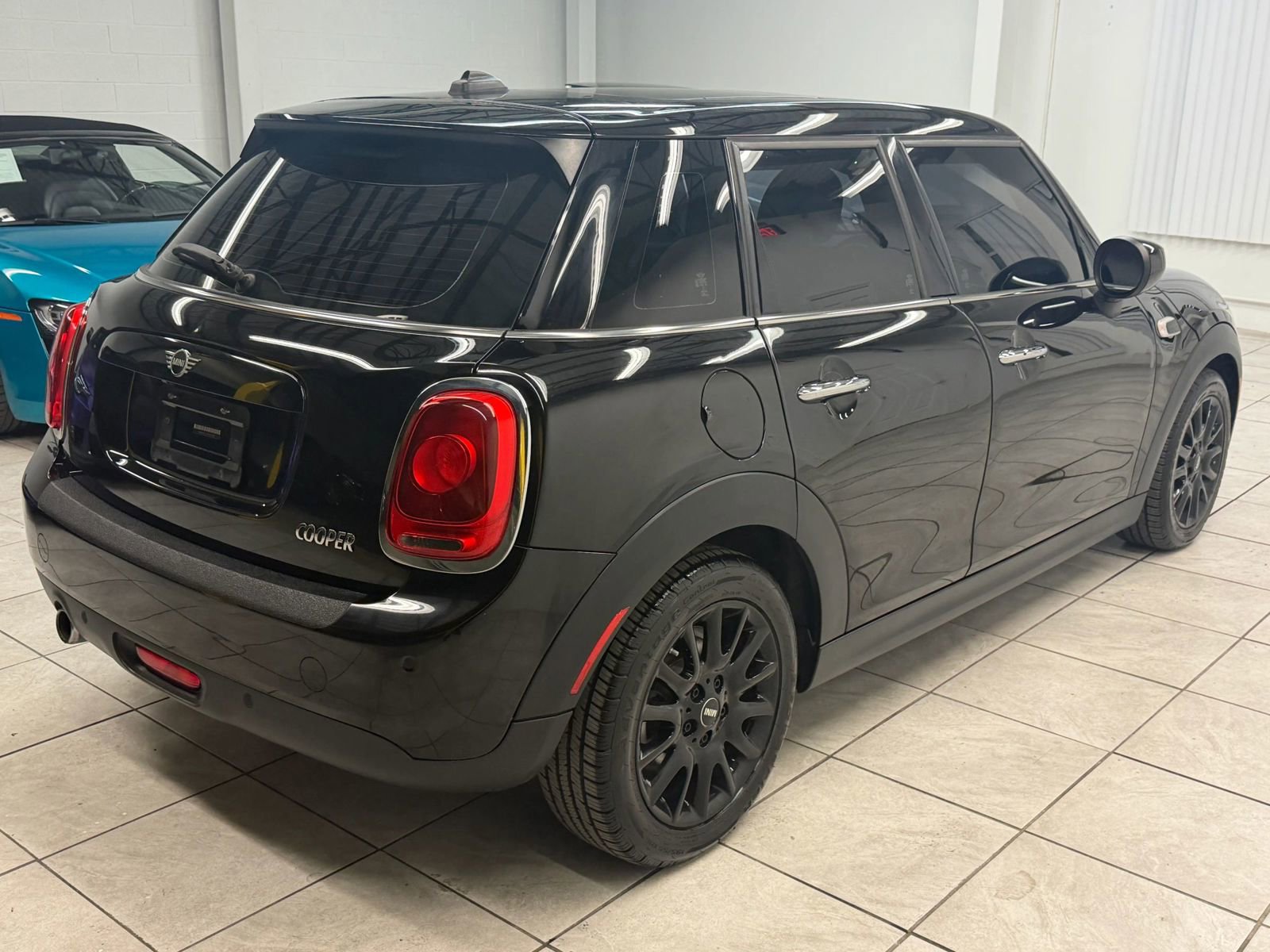 Used 2021 MINI Cooper 4-Door Hardtop image 9