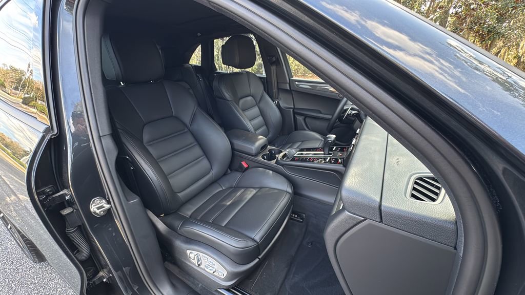 Certified 2025 Porsche Macan image 18