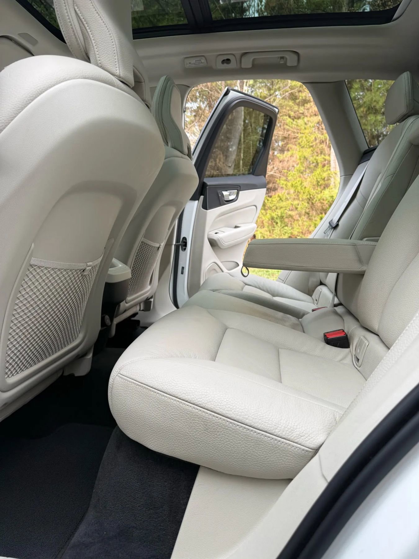 Used 2022 Volvo XC60 B5 Momentum image 11