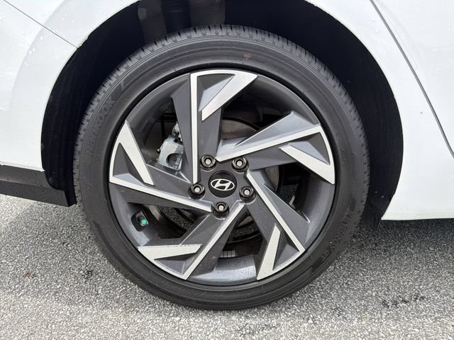 Certified 2025 Hyundai Elantra SEL FWD image 17