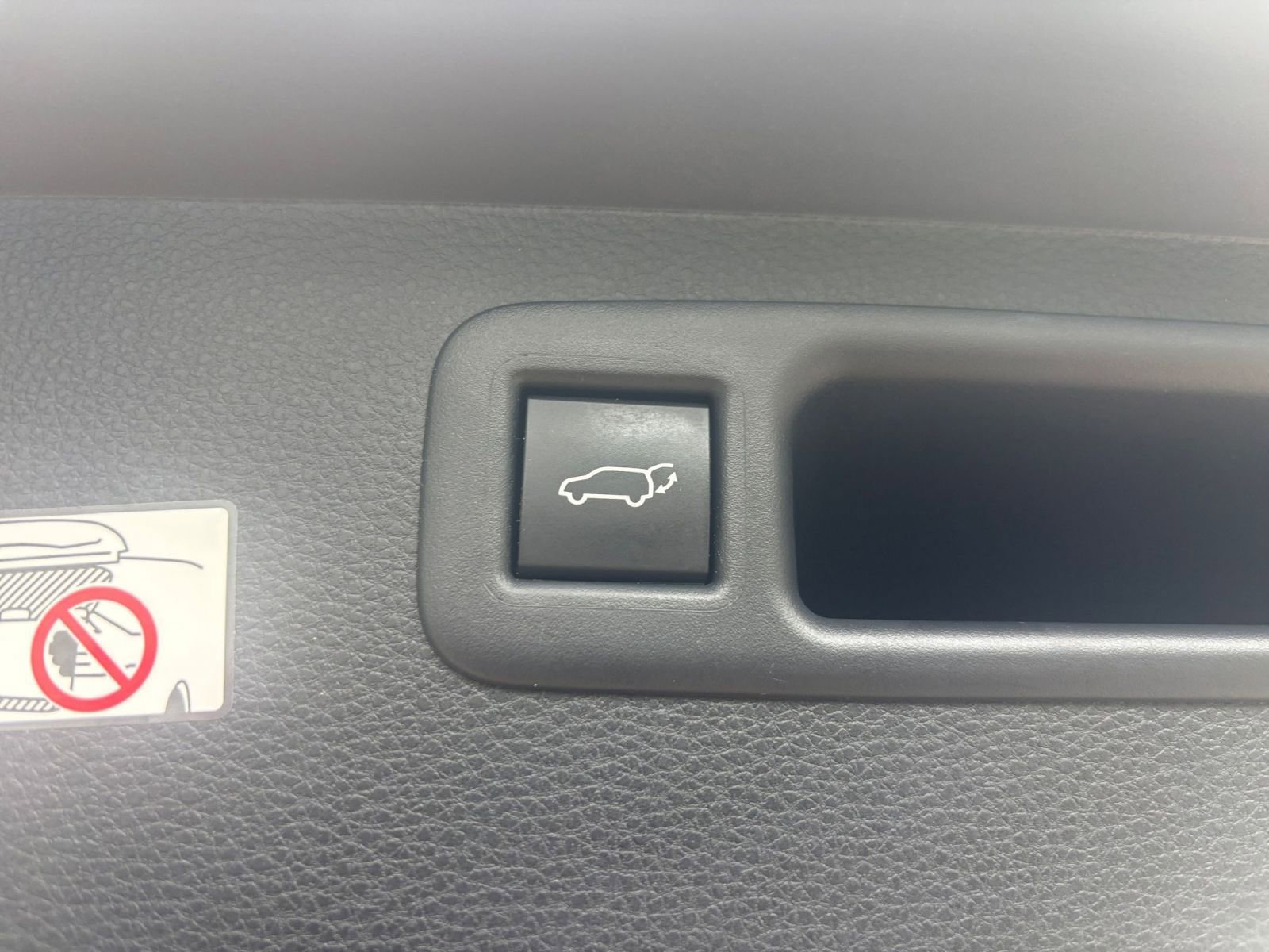 Used 2025 Toyota Highlander LE FWD image 24