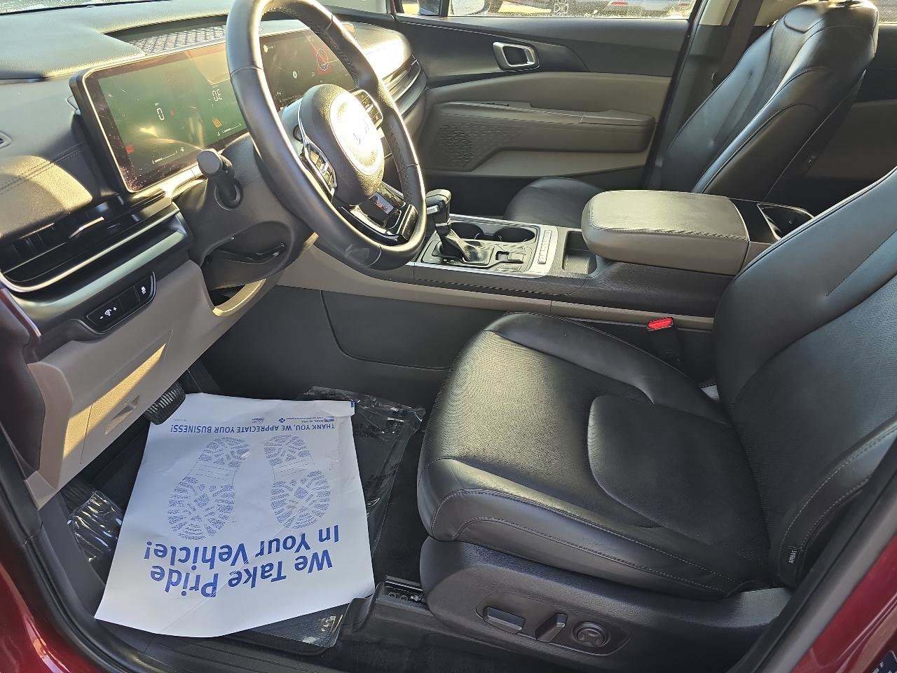 Used 2025 Kia Carnival FWD image 28