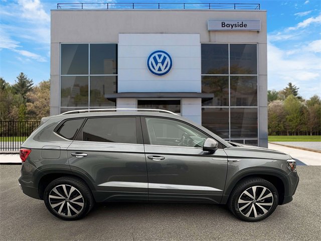 Certified 2022 Volkswagen Taos SE w/ Panoramic Sunroof Package image 2