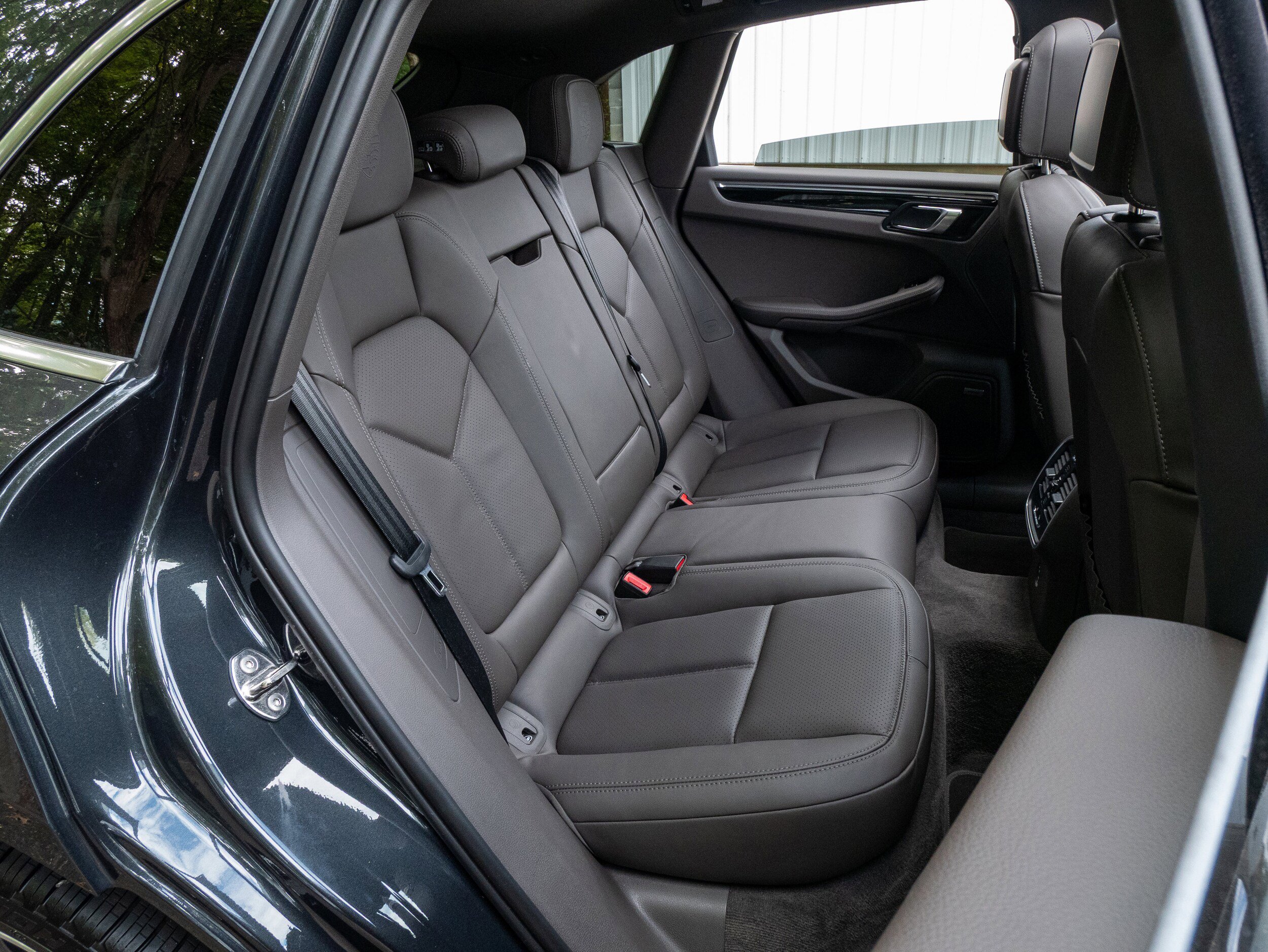 Certified 2025 Porsche Macan AWD/4WD image 40