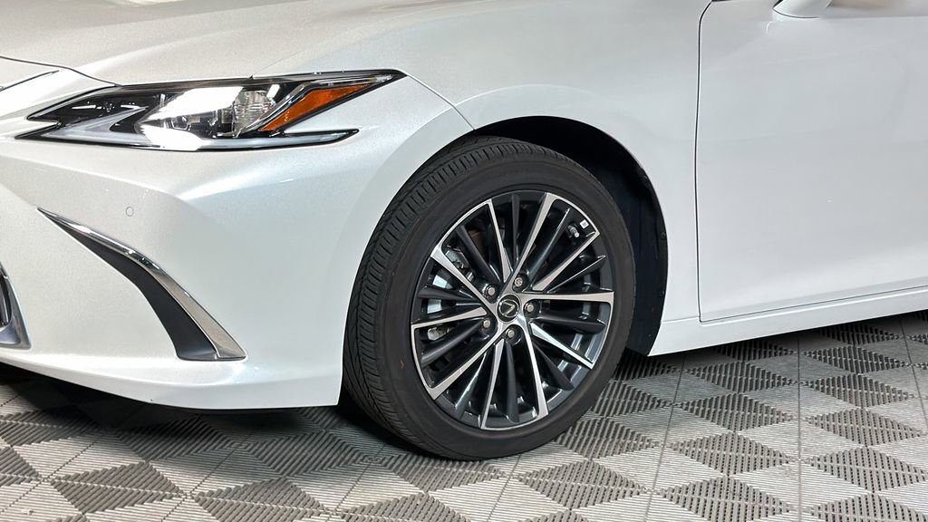 Certified 2025 Lexus ES 300h w/ Premium Package image 4