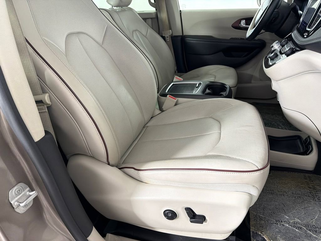 Used 2018 Chrysler Pacifica Limited w/ Tire & Wheel Group FWD image 15