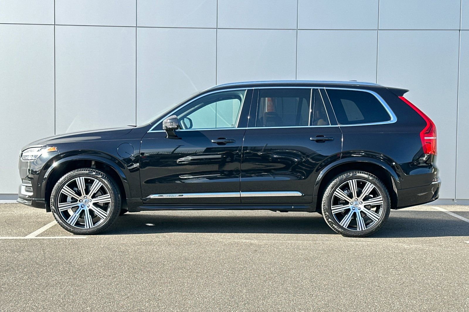 Used 2024 Volvo XC90 T8 Ultimate w/ Protection Package Premier image 2